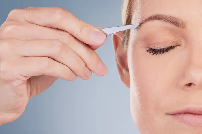 Eyebrow Waxing Versus Eyebrow Plucking